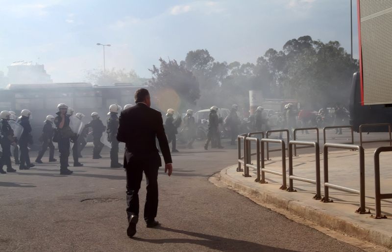 Μολότοφ και δακρυγόνα στο «Γ. Καραϊσκάκης» (photos)