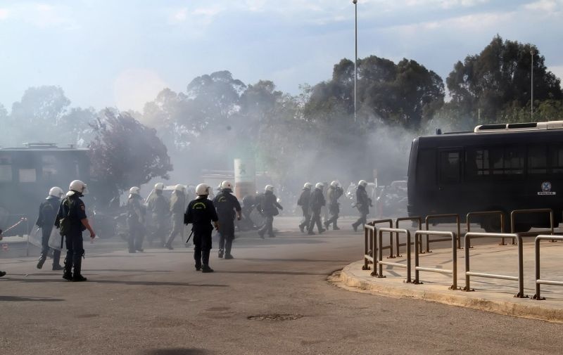 Μολότοφ και δακρυγόνα στο «Γ. Καραϊσκάκης» (photos)