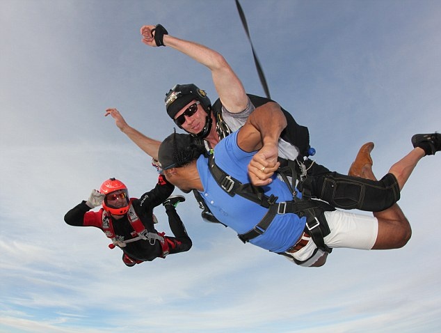 Έκανε skydiving στο Ντουμπάι ο Σουμάχερ! (photos+video)