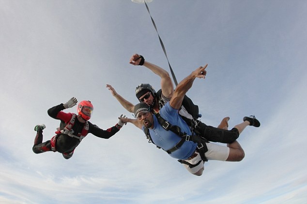 Έκανε skydiving στο Ντουμπάι ο Σουμάχερ! (photos+video)