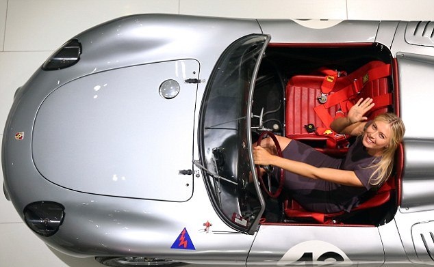 Καλύτερη η Πόρσε ή η... Σαράποβα; (photos)