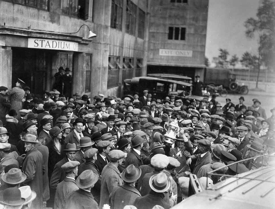 Ιστορικές εικόνες 90 χρόνων «Γουέμπλεϊ» (photos+video)