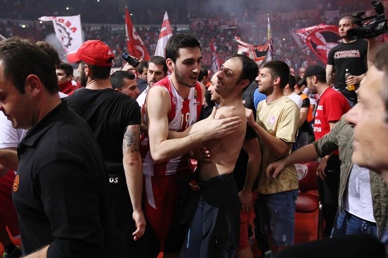 Ολυμπιακός: Οι πανηγυρισμοί παικτών και οπαδών (photos)