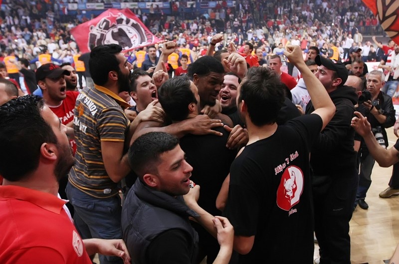 Ολυμπιακός: Οι πανηγυρισμοί παικτών και οπαδών (photos)