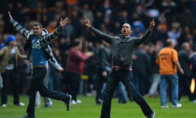 Γουλβς: Ντου οπαδών για τον διαφαινόμενο υποβιβασμό! (photos+video)