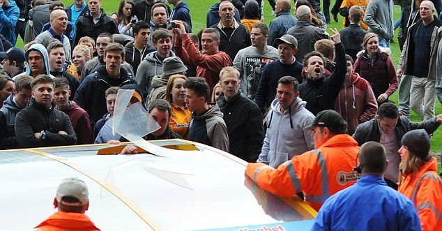 Γουλβς: Ντου οπαδών για τον διαφαινόμενο υποβιβασμό! (photos+video)