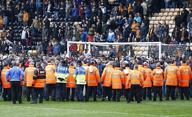 Γουλβς: Ντου οπαδών για τον διαφαινόμενο υποβιβασμό! (photos+video)