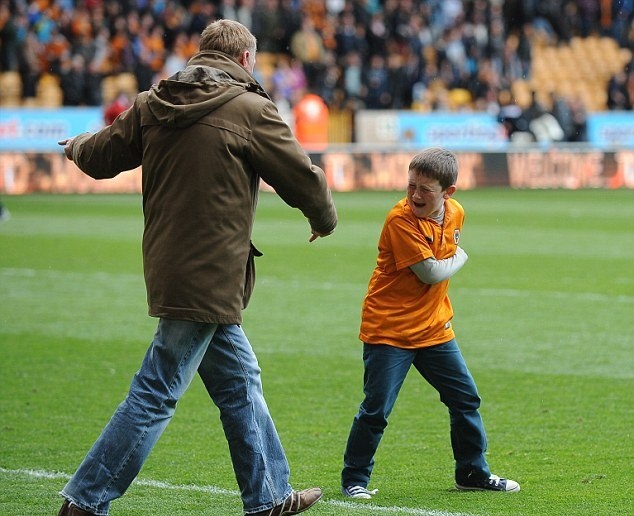 Γουλβς: Ντου οπαδών για τον διαφαινόμενο υποβιβασμό! (photos+video)