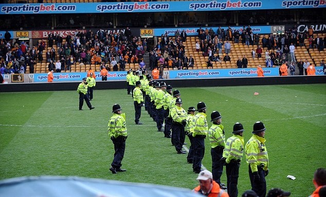 Γουλβς: Ντου οπαδών για τον διαφαινόμενο υποβιβασμό! (photos+video)