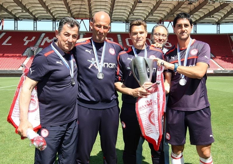 Ολυμπιακός: Η απονομή του πρωταθλήματος στους Νέους (photos)