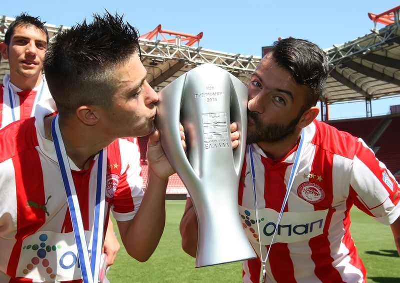 Ολυμπιακός: Η απονομή του πρωταθλήματος στους Νέους (photos)