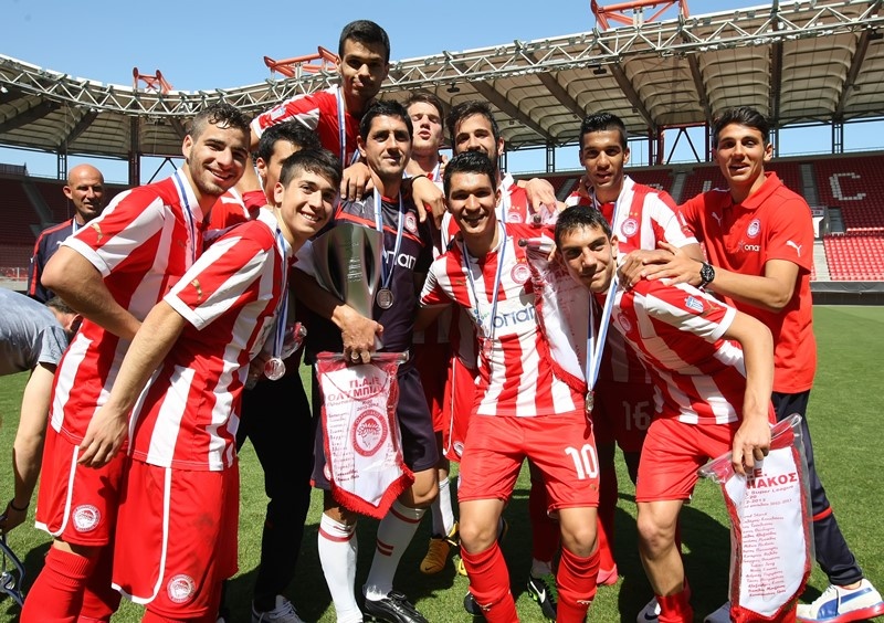 Ολυμπιακός: Η απονομή του πρωταθλήματος στους Νέους (photos)