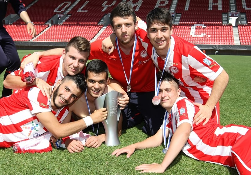 Ολυμπιακός: Η απονομή του πρωταθλήματος στους Νέους (photos)