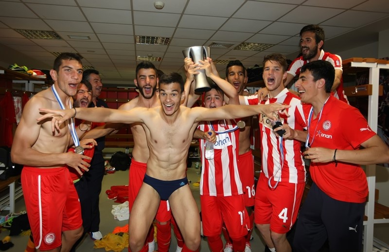 Ολυμπιακός: Η απονομή του πρωταθλήματος στους Νέους (photos)