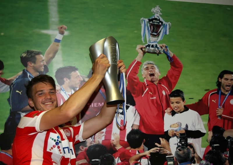 Ολυμπιακός: Η απονομή του πρωταθλήματος στους Νέους (photos)