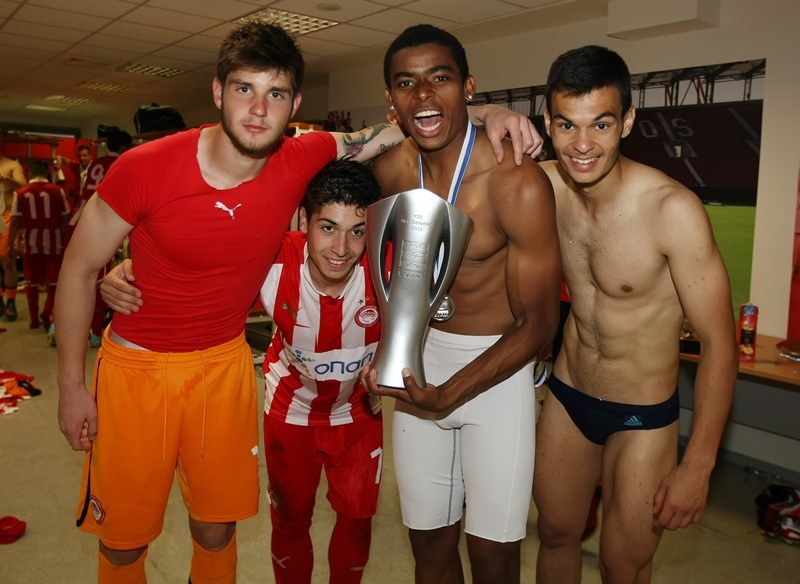 Ολυμπιακός: Η απονομή του πρωταθλήματος στους Νέους (photos)