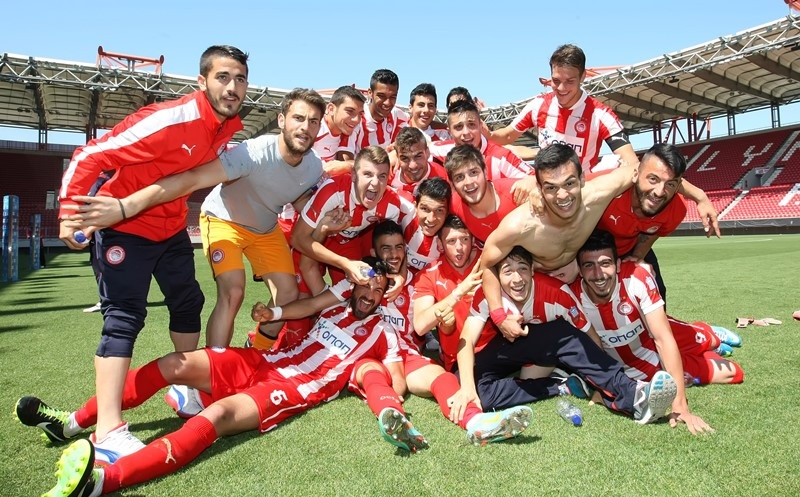 Ολυμπιακός: Η απονομή του πρωταθλήματος στους Νέους (photos)