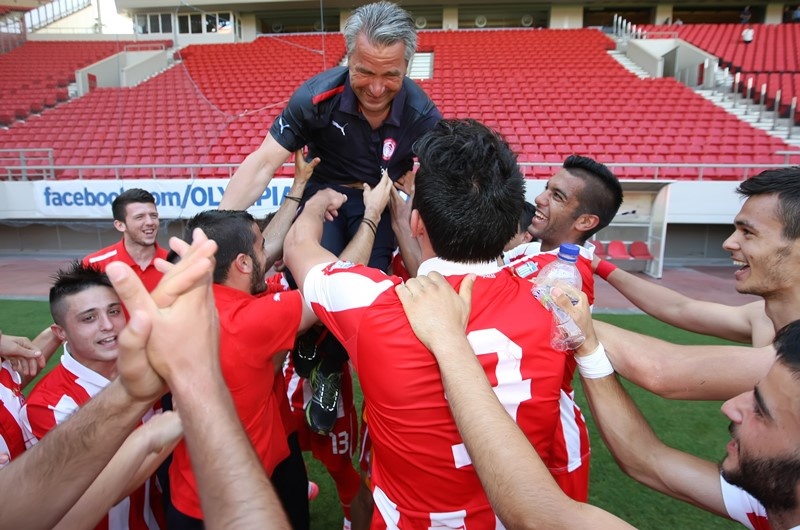 Ολυμπιακός: Η απονομή του πρωταθλήματος στους Νέους (photos)