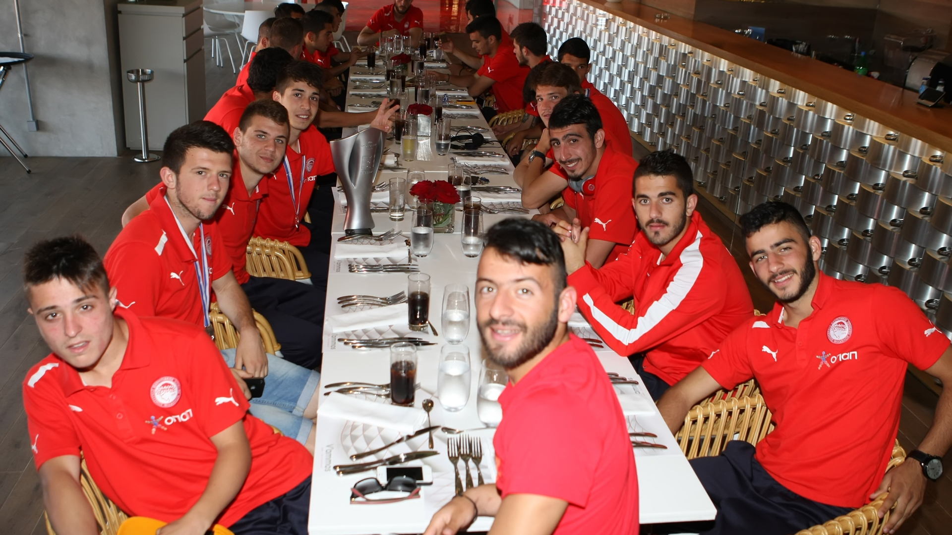 Ολυμπιακός: Το γεύμα των μικρών πρωταθλητών (photos)