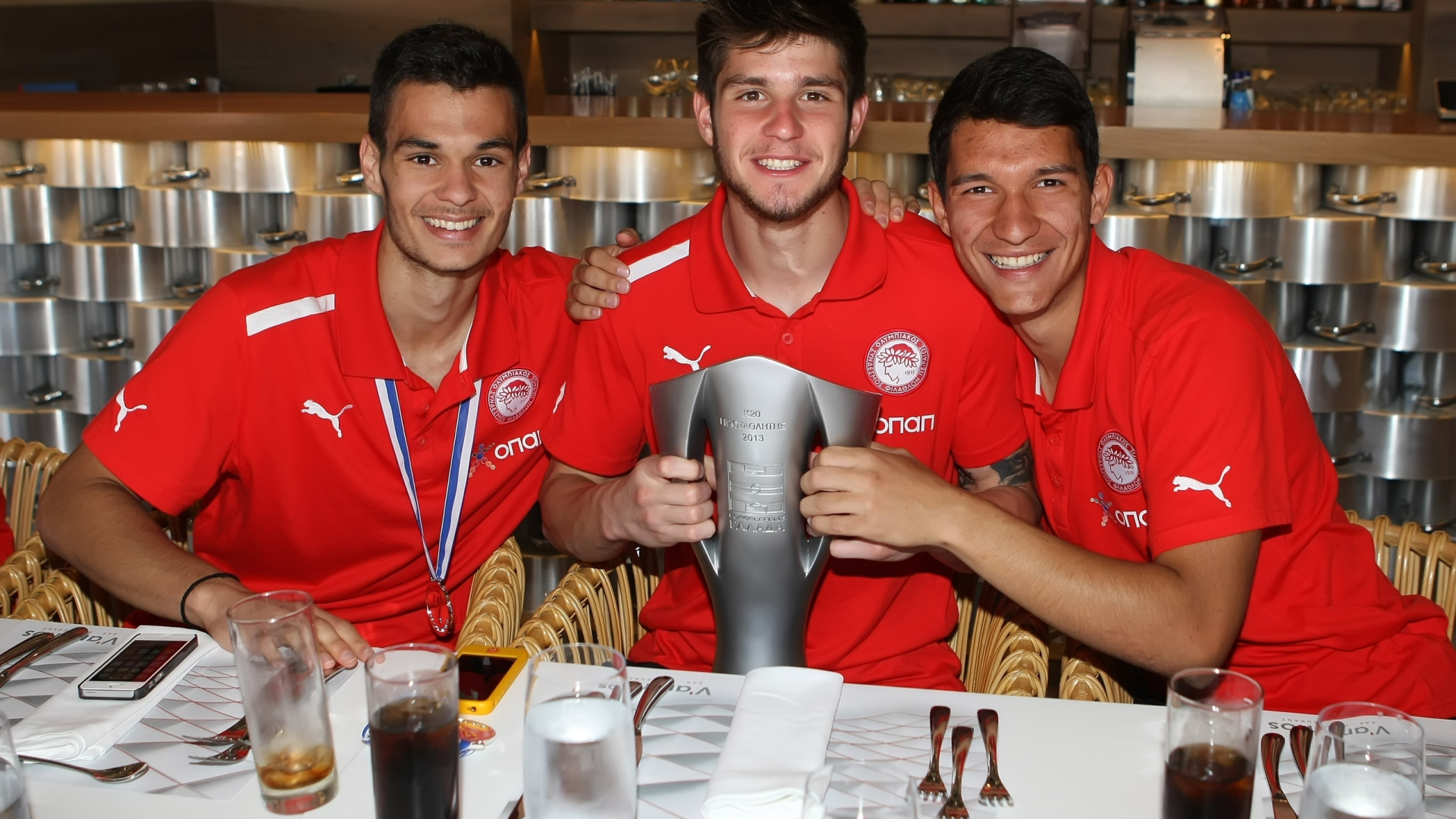 Ολυμπιακός: Το γεύμα των μικρών πρωταθλητών (photos)