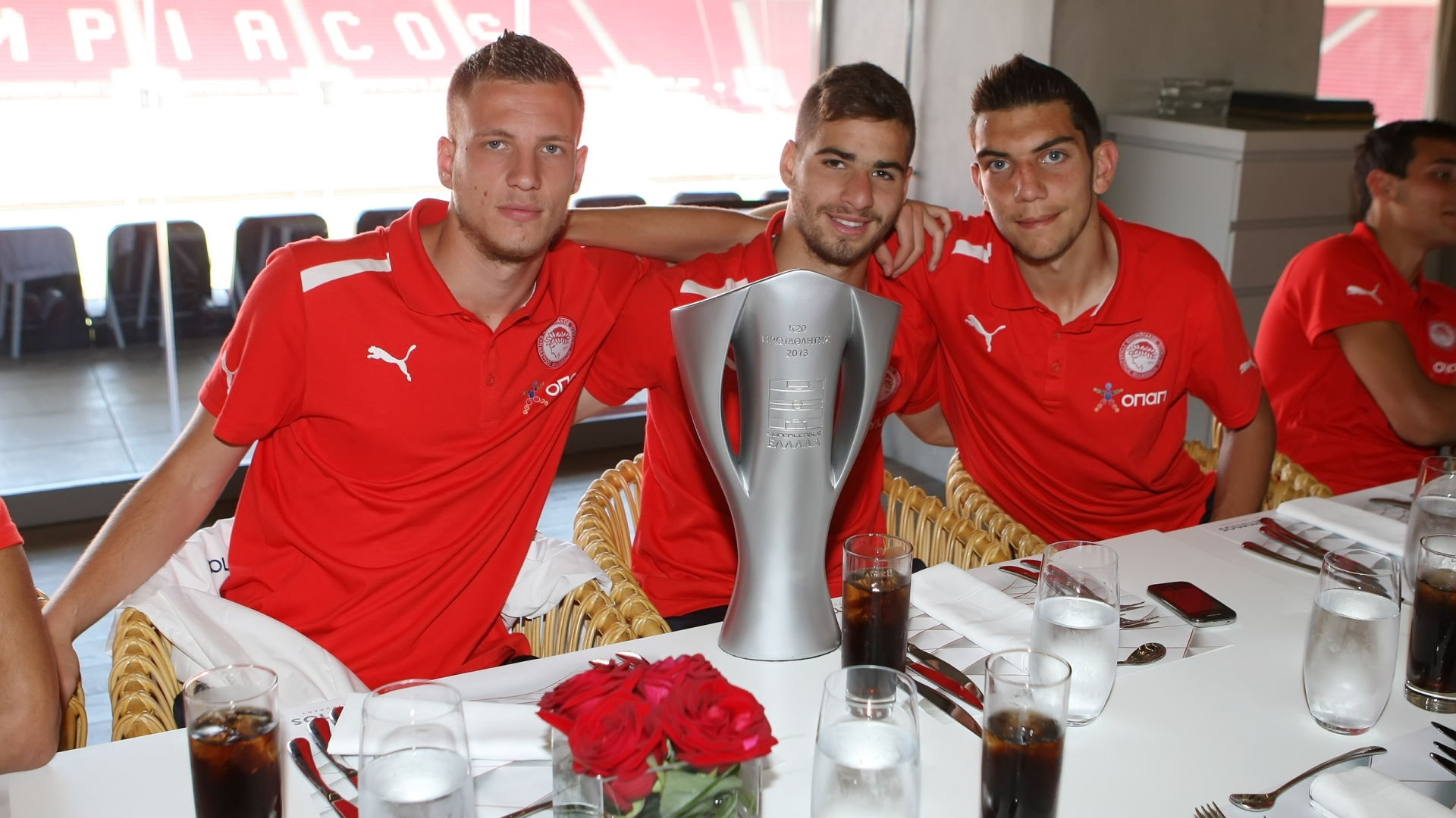 Ολυμπιακός: Το γεύμα των μικρών πρωταθλητών (photos)