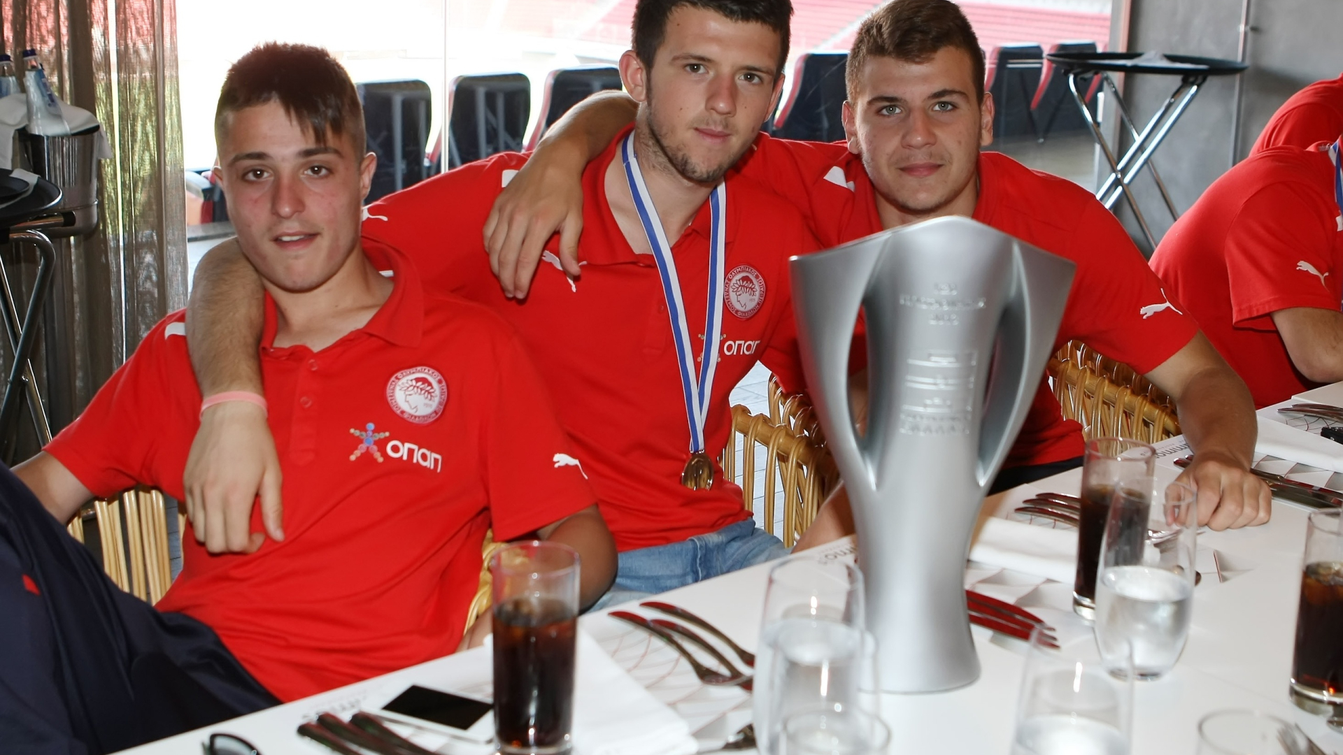 Ολυμπιακός: Το γεύμα των μικρών πρωταθλητών (photos)