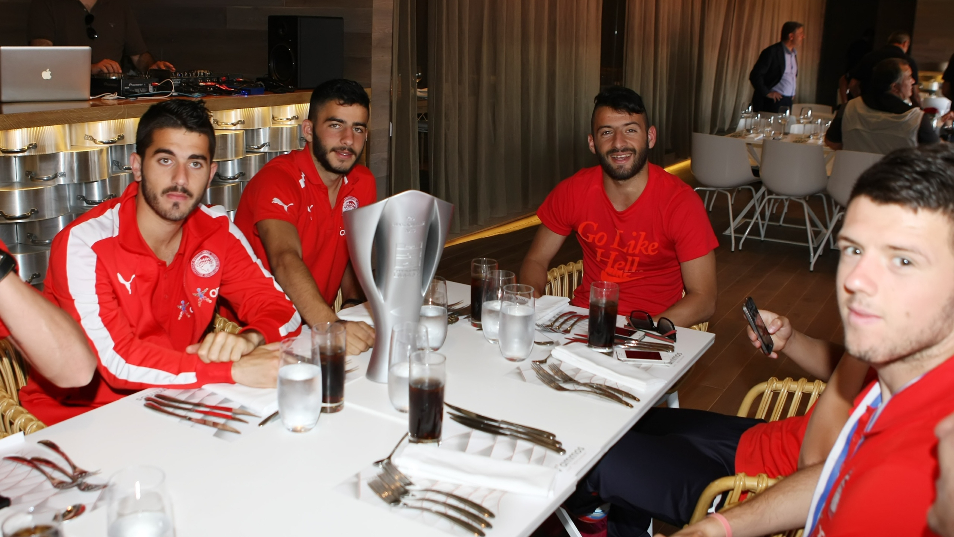 Ολυμπιακός: Το γεύμα των μικρών πρωταθλητών (photos)