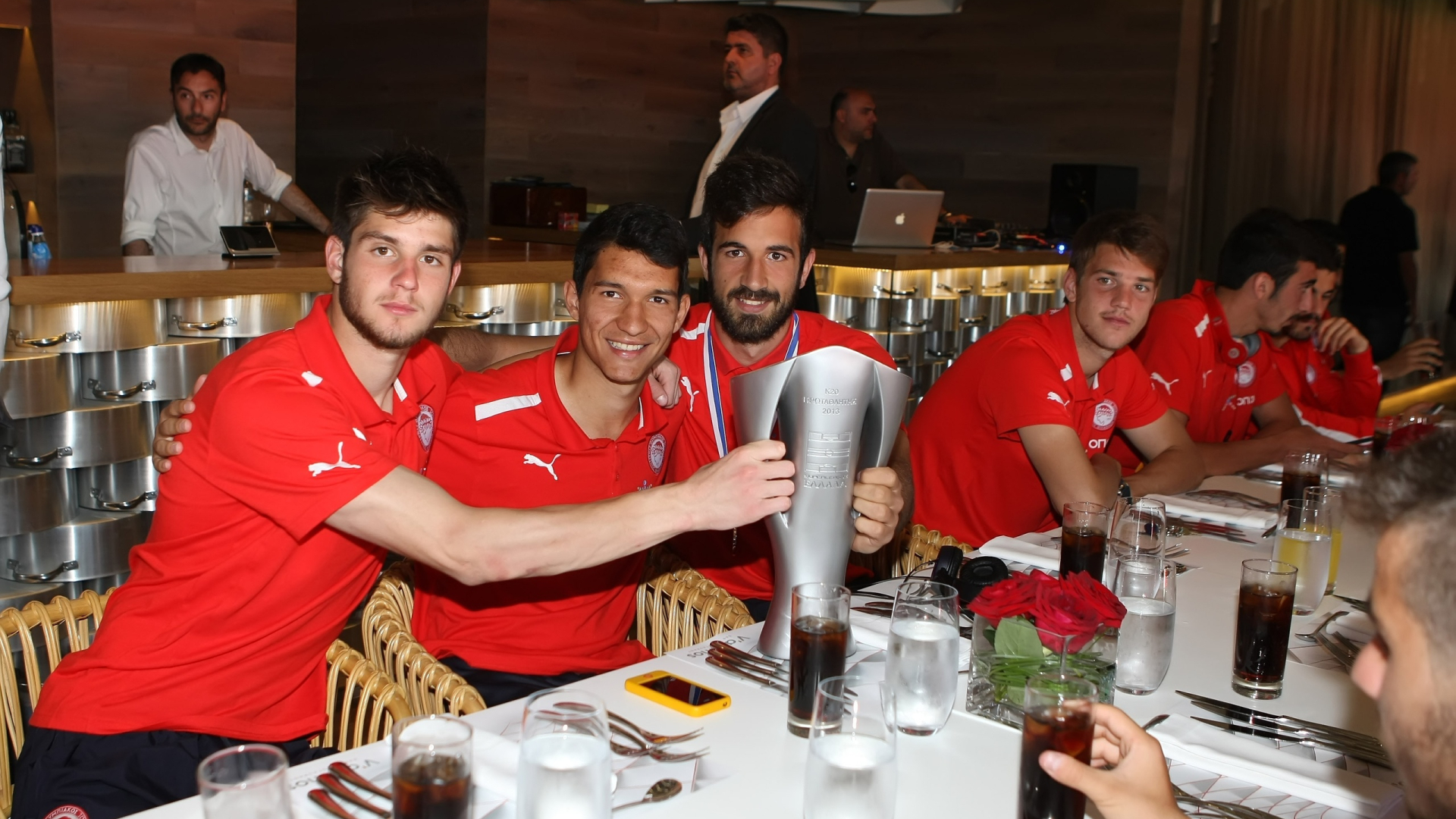 Ολυμπιακός: Το γεύμα των μικρών πρωταθλητών (photos)