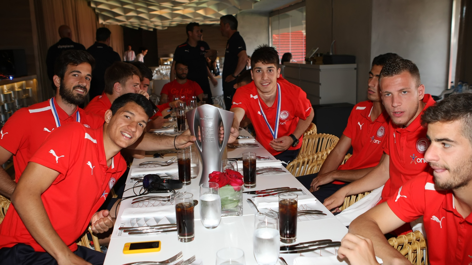 Ολυμπιακός: Το γεύμα των μικρών πρωταθλητών (photos)