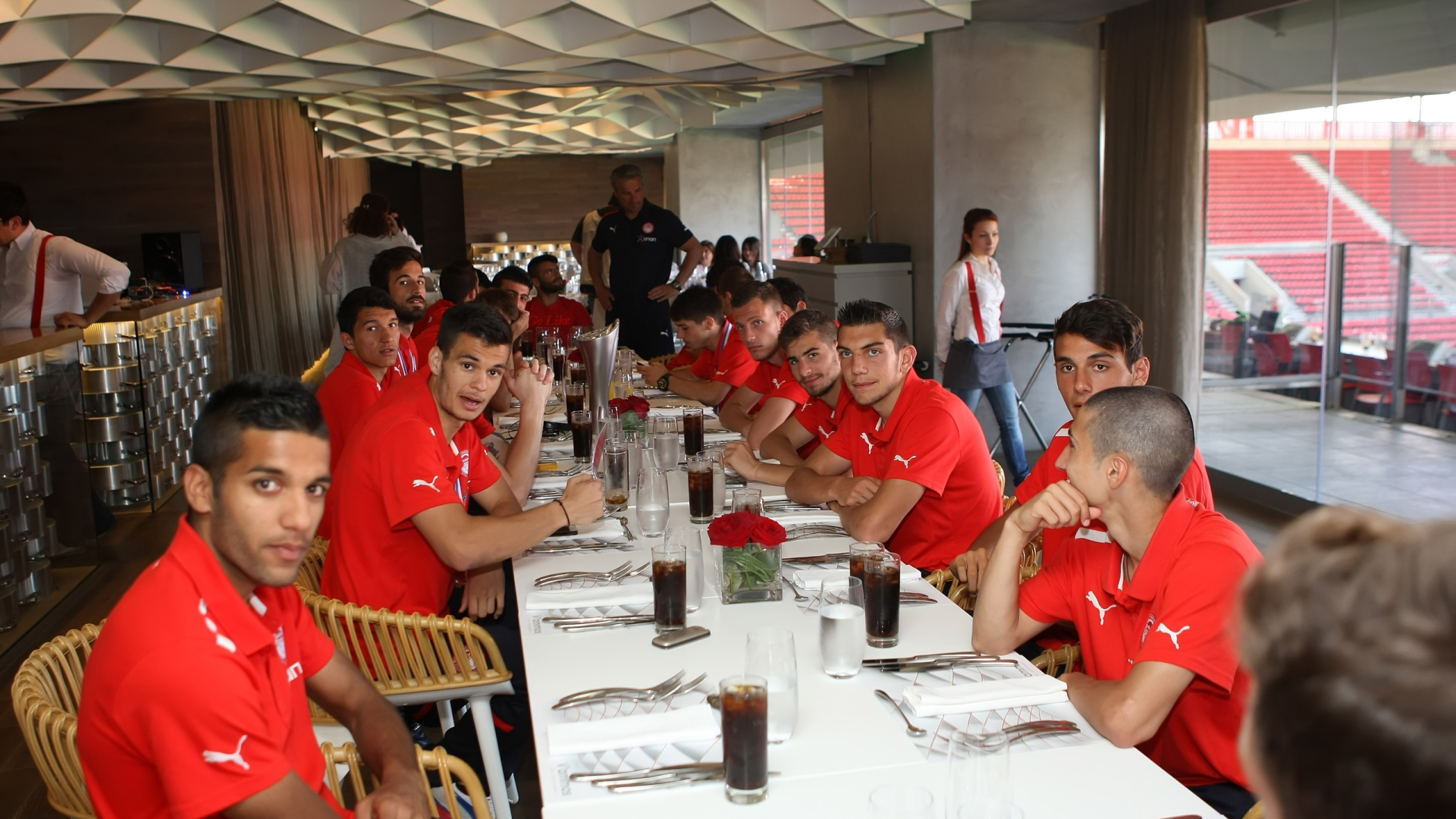 Ολυμπιακός: Το γεύμα των μικρών πρωταθλητών (photos)