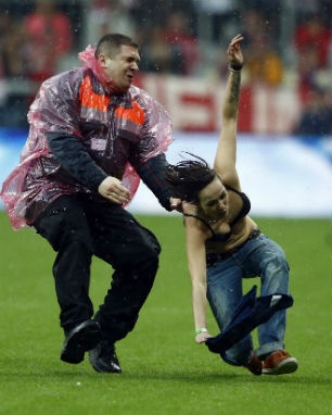 Γυναίκα εισέβαλλε στο γήπεδο με τα εσώρουχα! (photos)