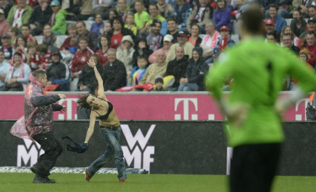 Γυναίκα εισέβαλλε στο γήπεδο με τα εσώρουχα! (photos)