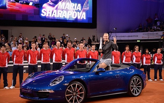 Πήρε και την… Πόρσε η Σαράποβα (photos+video)