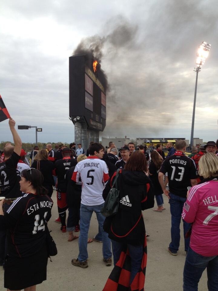 MLS: Έπιασε φωτιά ο πίνακας του γηπέδου! (photos+videos)