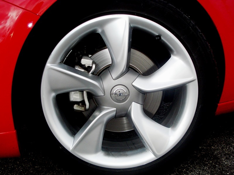 Opel Astra GTC 1.7 CDTI (photos)