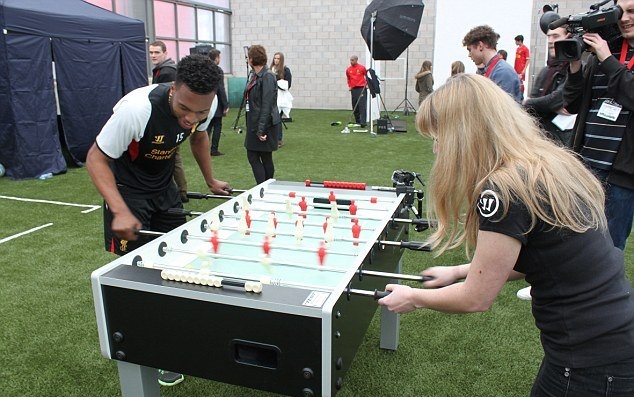 Λίβερπουλ: Η φωτογράφηση της νέας εμφάνισης με… Σουάρεζ (photos+videos)