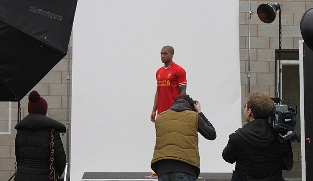 Λίβερπουλ: Η φωτογράφηση της νέας εμφάνισης με… Σουάρεζ (photos+videos)