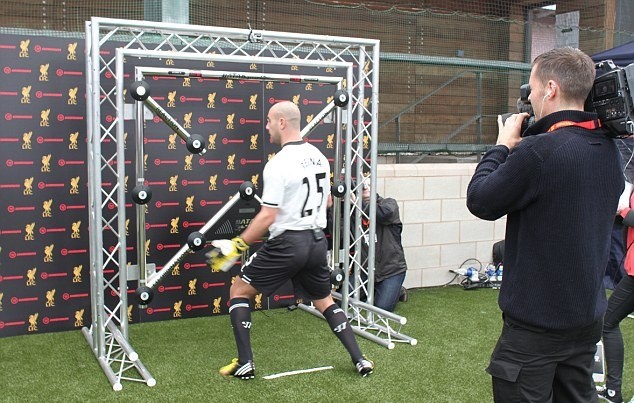 Λίβερπουλ: Η φωτογράφηση της νέας εμφάνισης με… Σουάρεζ (photos+videos)