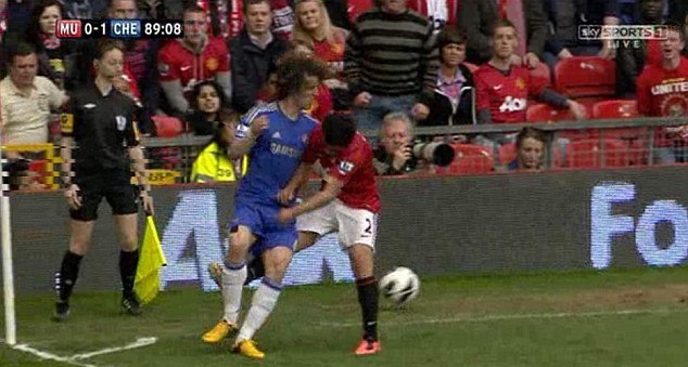 Μάντσεστερ Γιουνάιτεντ - Τσέλσι: Γέλασε ο Νταβίντ Λουίζ για την κλωτσιά του Ράφαελ! (photos+video)