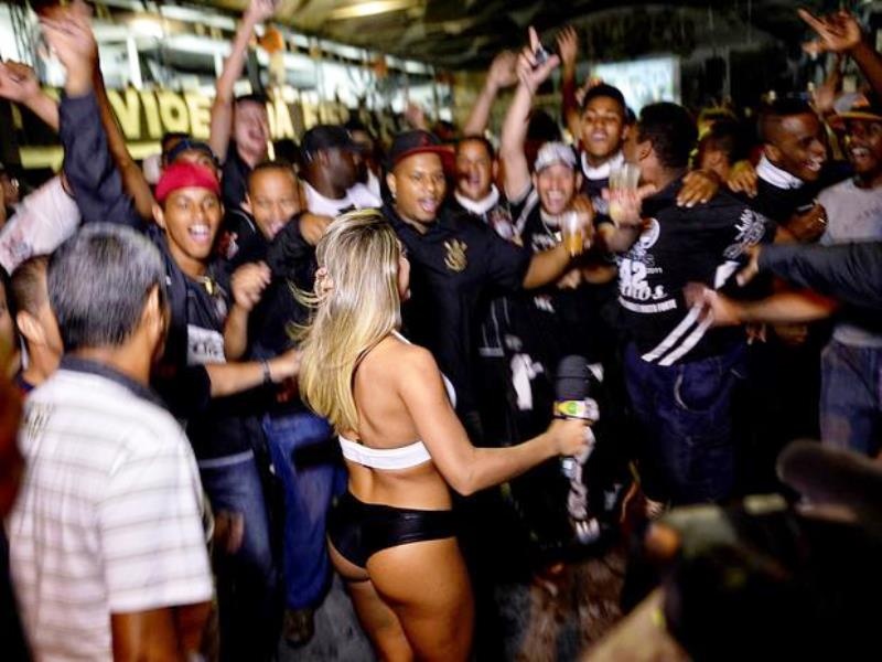 Δημοσιογράφος σήκωσε… το ηθικό των οπαδών (photos)