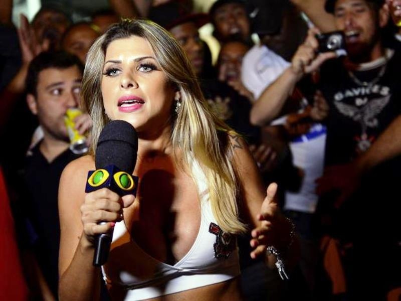 Δημοσιογράφος σήκωσε… το ηθικό των οπαδών (photos)