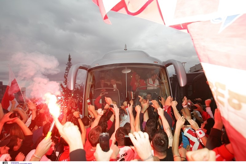 Ολυμπιακός: Τα πανηγύρια μέσα και... πάνω στο πούλμαν(photos)