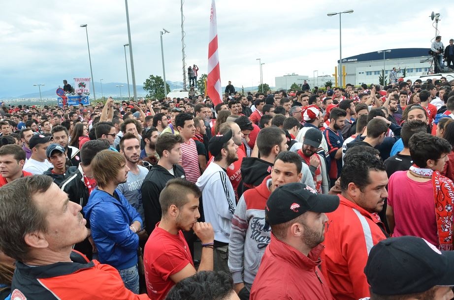 Oλυμπιακός: To αεροδρόμιο βάφτηκε κόκκινο (photos)