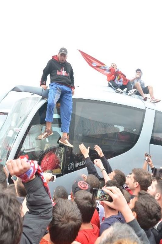 Ολυμπιακός: Τα πανηγύρια μέσα και... πάνω στο πούλμαν(photos)