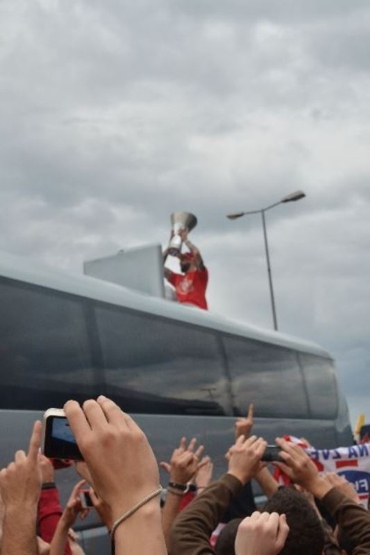 Ολυμπιακός: Τα πανηγύρια μέσα και... πάνω στο πούλμαν(photos)