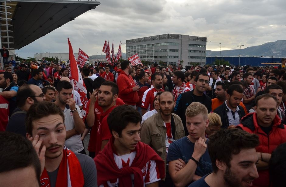 Oλυμπιακός: To αεροδρόμιο βάφτηκε κόκκινο (photos)