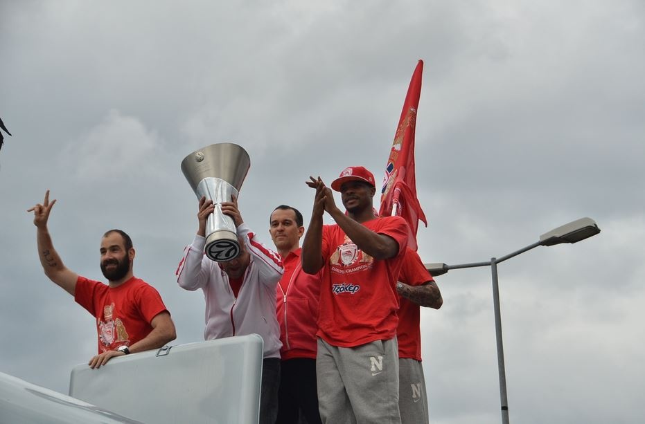 Ολυμπιακός: Τα πανηγύρια μέσα και... πάνω στο πούλμαν(photos)