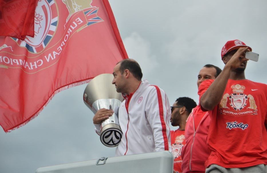 Ολυμπιακός: Τα πανηγύρια μέσα και... πάνω στο πούλμαν(photos)