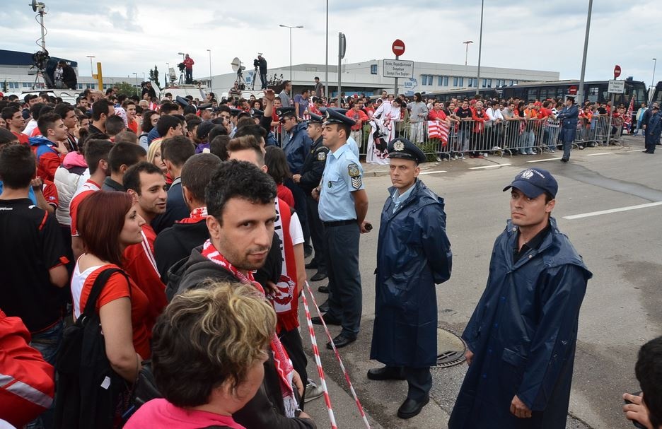 Oλυμπιακός: To αεροδρόμιο βάφτηκε κόκκινο (photos)