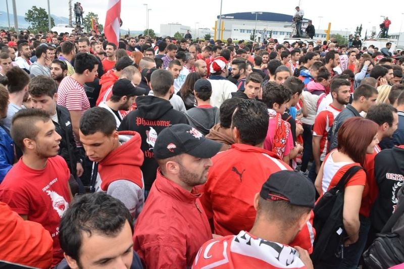 Oλυμπιακός: To αεροδρόμιο βάφτηκε κόκκινο (photos)